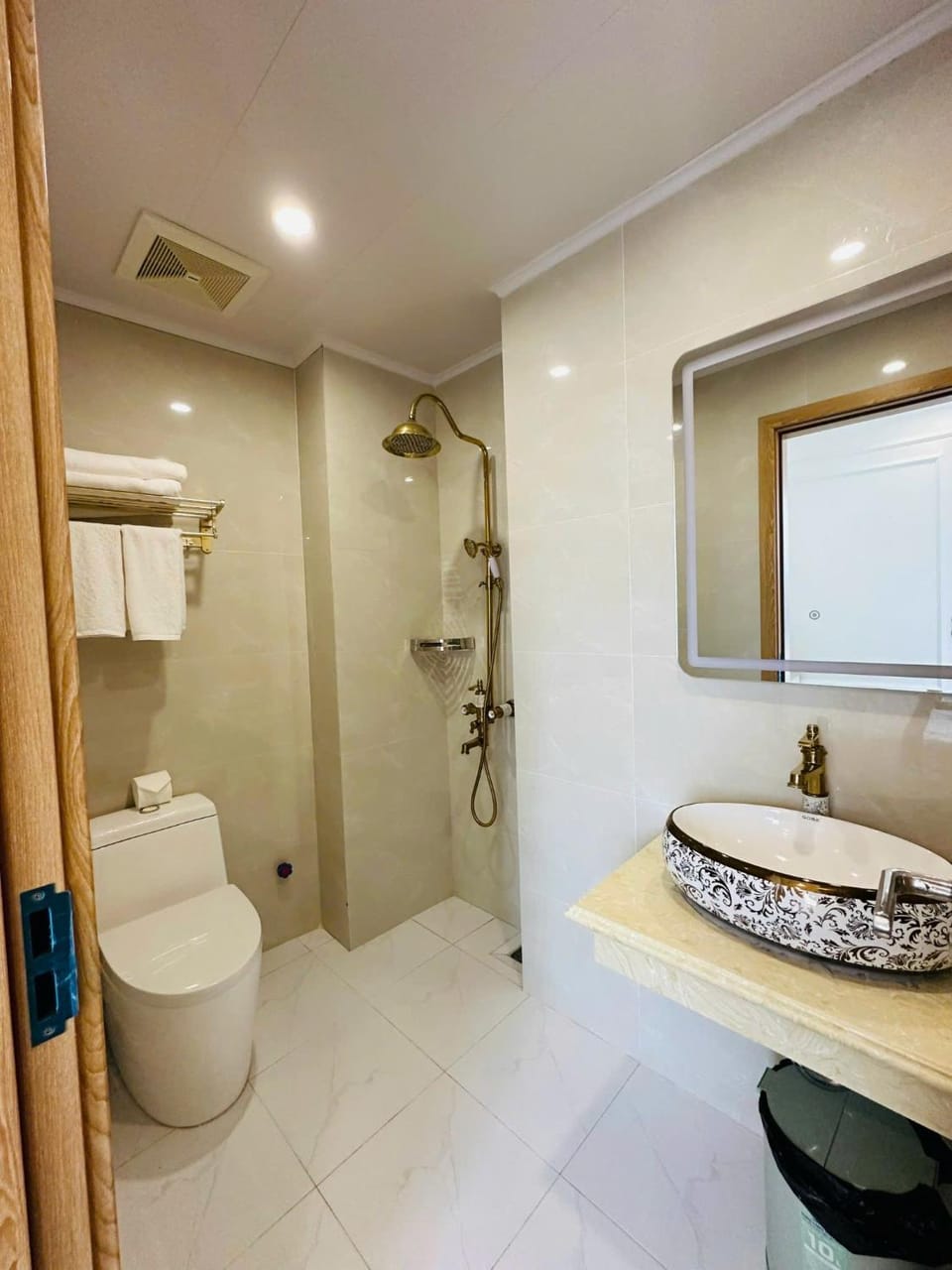 Toilet, Bathroom, towels