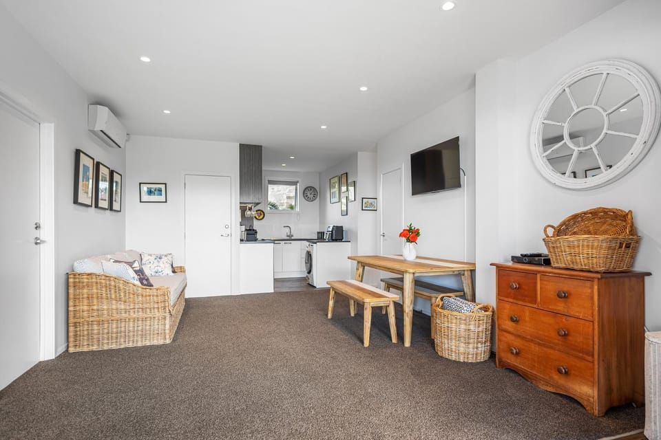 TV and multimedia, Kitchen or kitchenette, Living room, Seating area, Dining area, stove