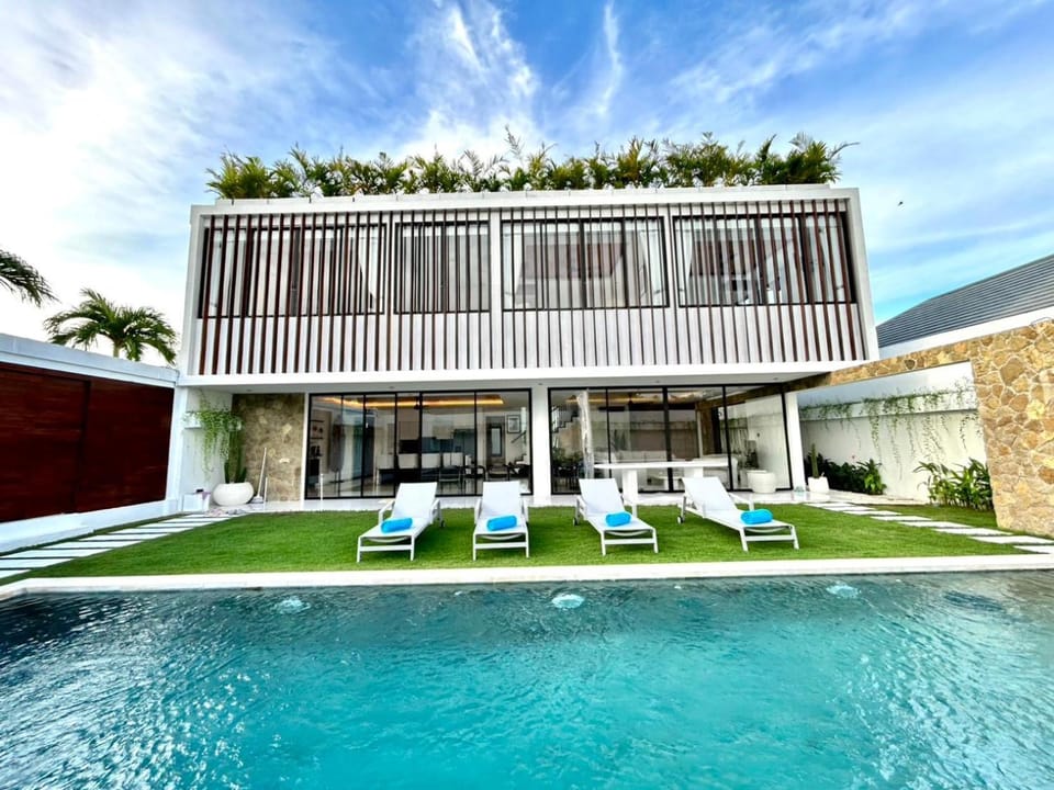 Property building, Patio, Day, Swimming pool, sunbed