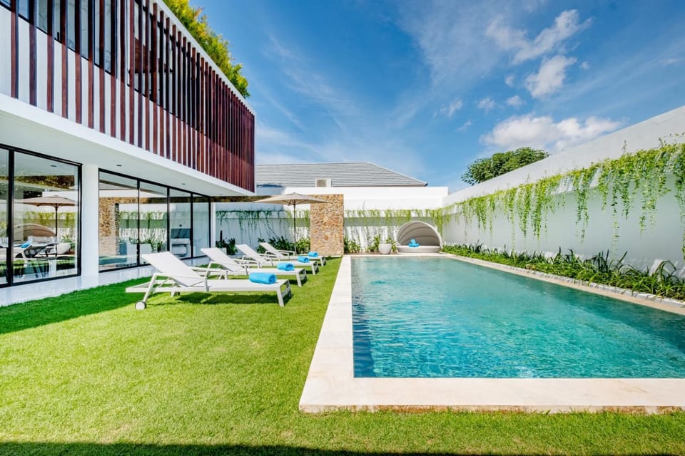 Property building, Day, Garden, Garden view, Pool view, Swimming pool, sunbed