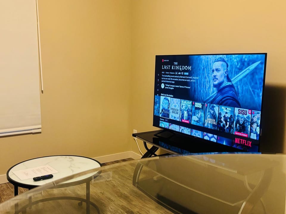 Main Floor Private 1-Bedroom Suite with Parking Apartment in Calgary