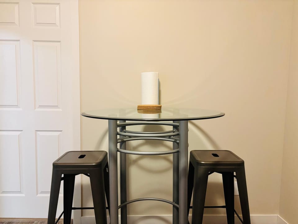 Main Floor Private 1-Bedroom Suite with Parking Apartment in Calgary