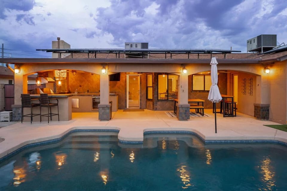 Champions Oasis Home - Near the Stadui2007m withPool & Grill House in Phoenix