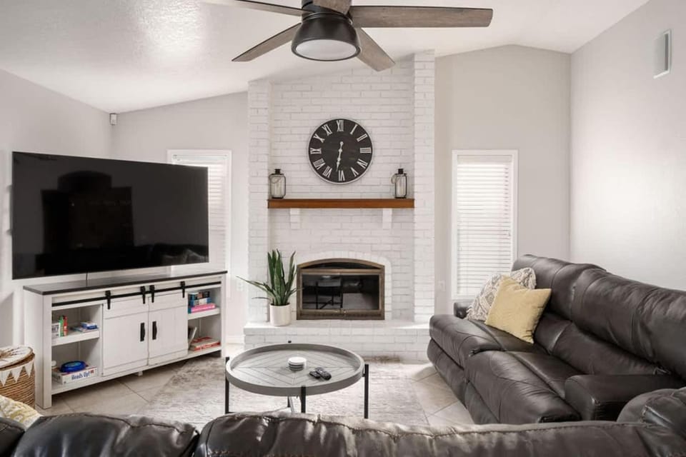 Champions Oasis Home - Near the Stadui2007m withPool & Grill House in Phoenix