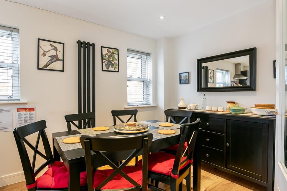 Cosy 3 Bedroom Home Next to Bicester Village Apartment in Cherwell District