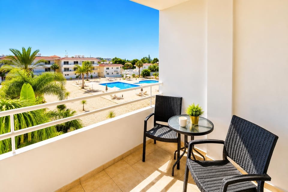 Property building, Balcony/Terrace, Swimming pool, sunbed