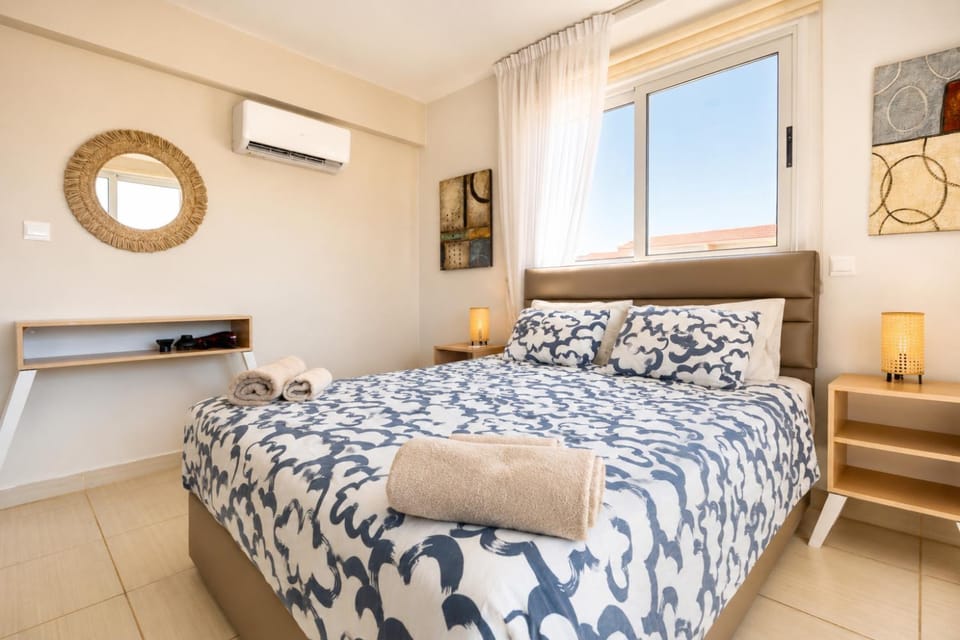 Bed, Photo of the whole room, Bedroom, air conditioner