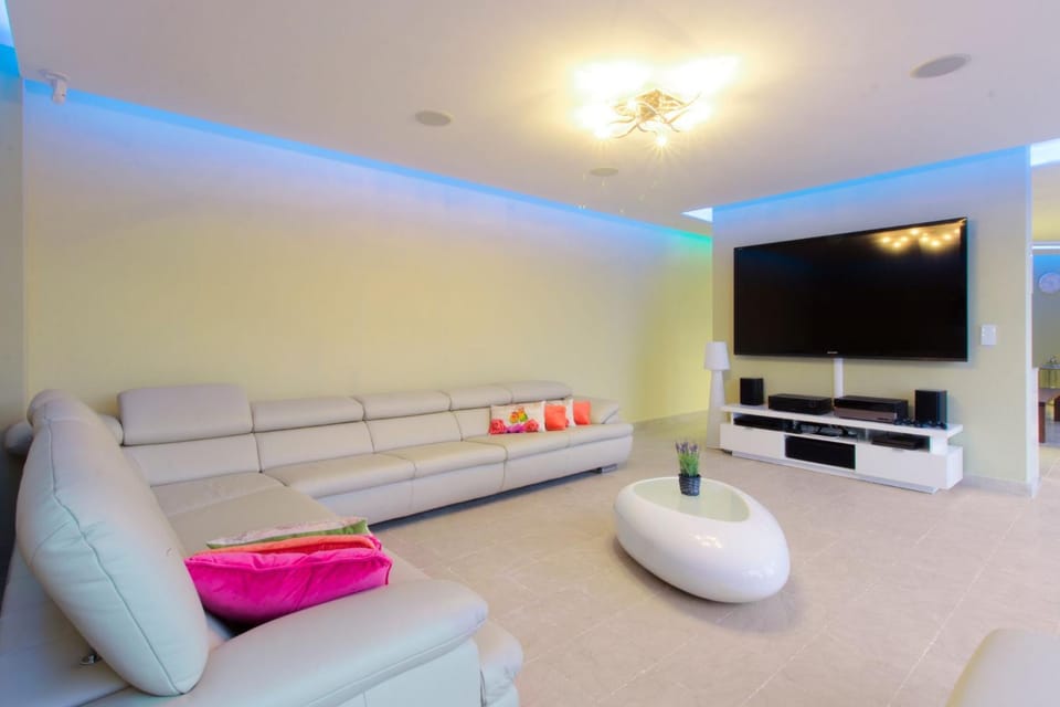 Communal lounge/ TV room, TV and multimedia, Living room