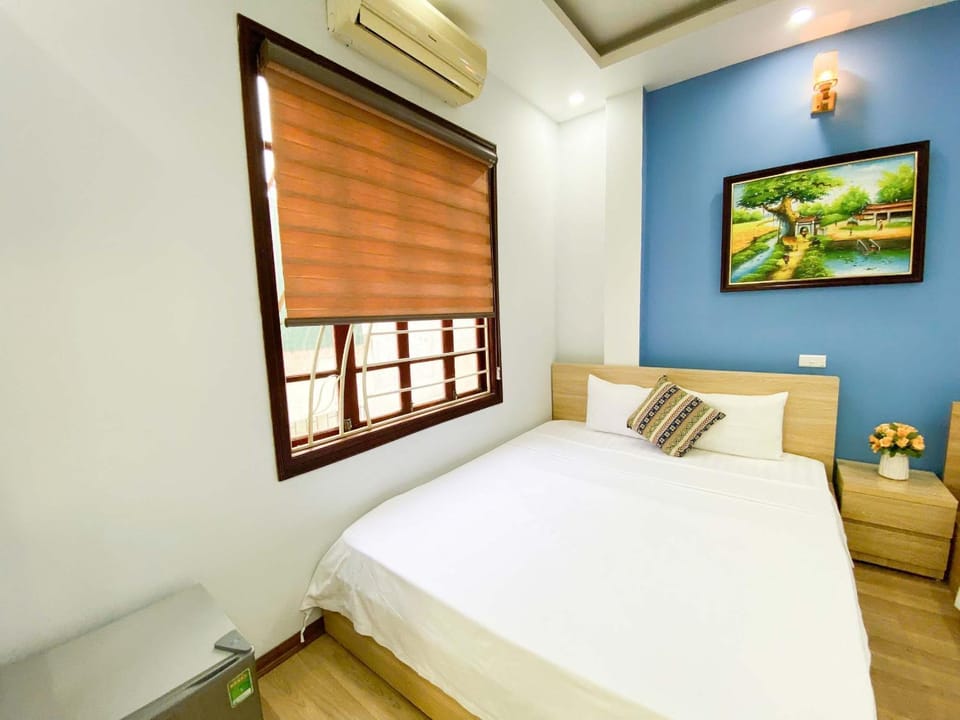 Bed, TV and multimedia, Photo of the whole room, Bedroom, fireplace, air conditioner