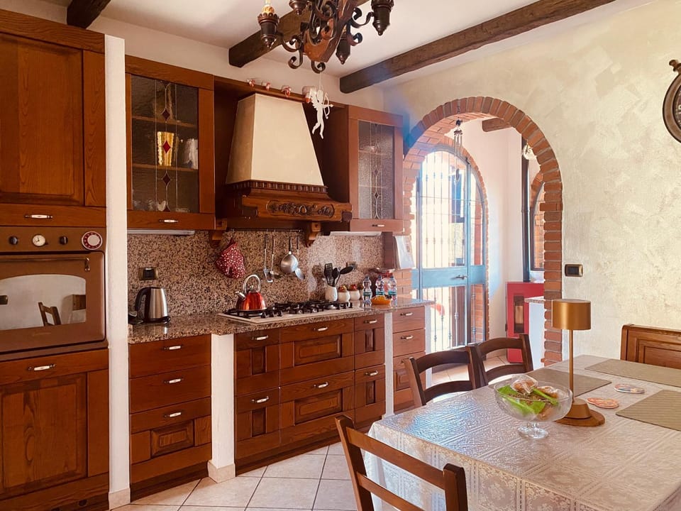 Coffee/tea facilities, Kitchen or kitchenette, Food and drinks, Dining area, stove
