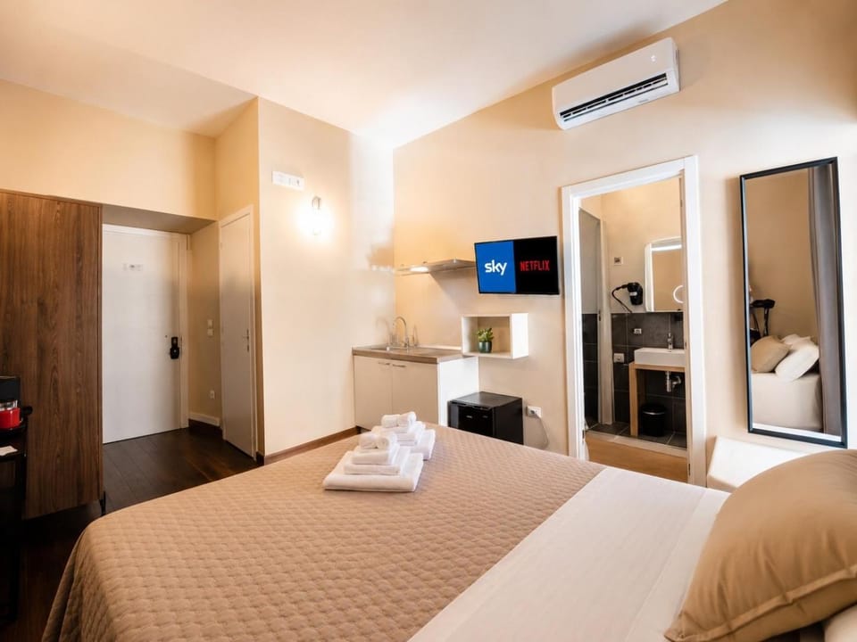 TV and multimedia, Photo of the whole room, Bedroom, towels, air conditioner