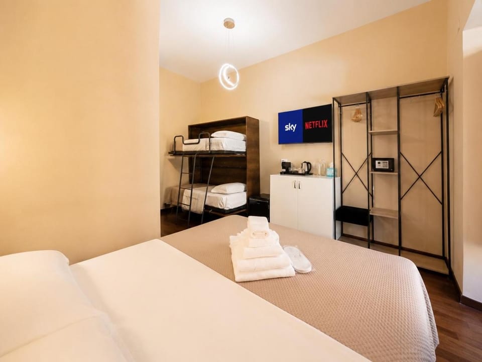 Photo of the whole room, bunk bed, towels