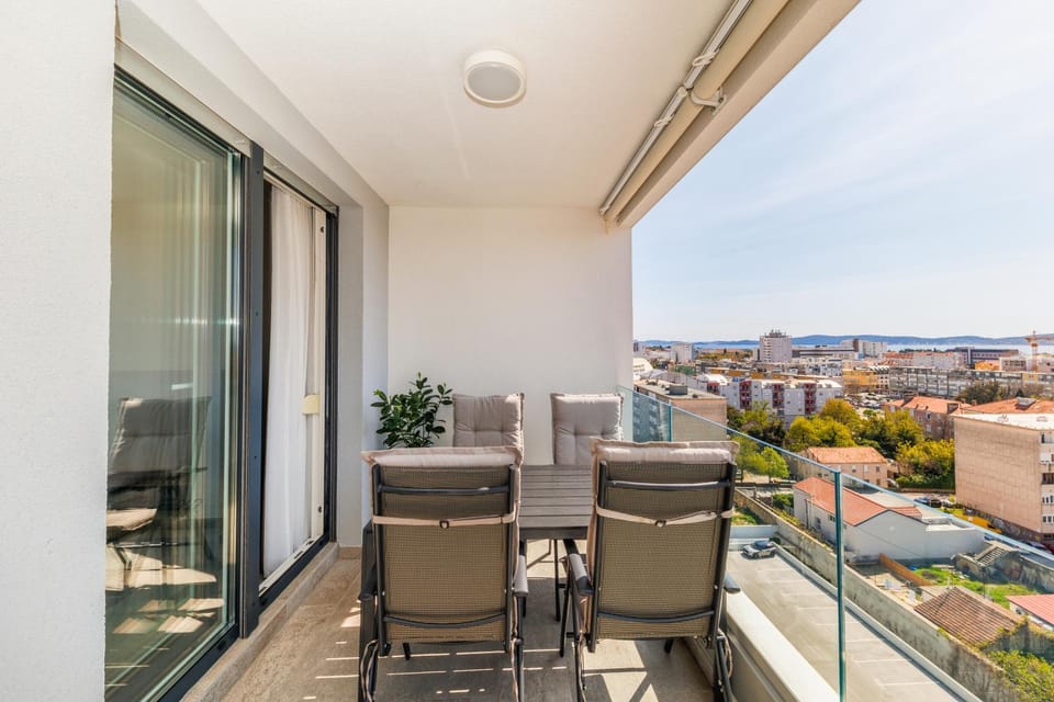 Day, View (from property/room), Balcony/Terrace, Dining area, City view