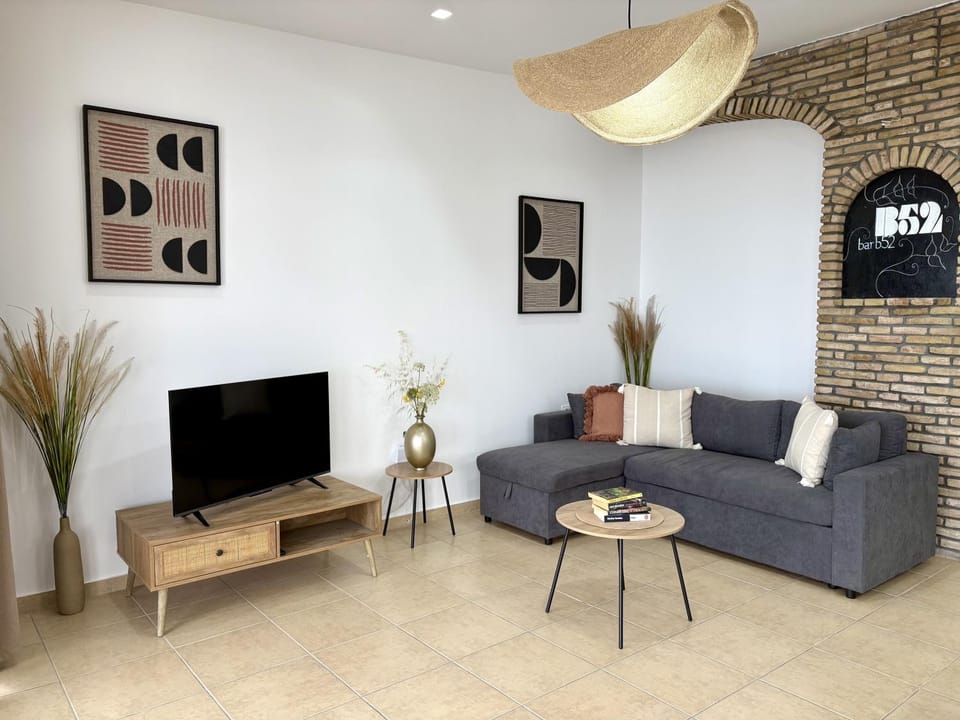 Communal lounge/ TV room, Living room, Seating area