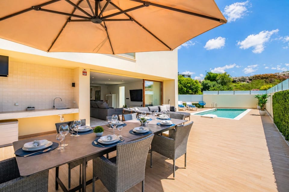 Balcony/Terrace, Pool view, Swimming pool, Dinner