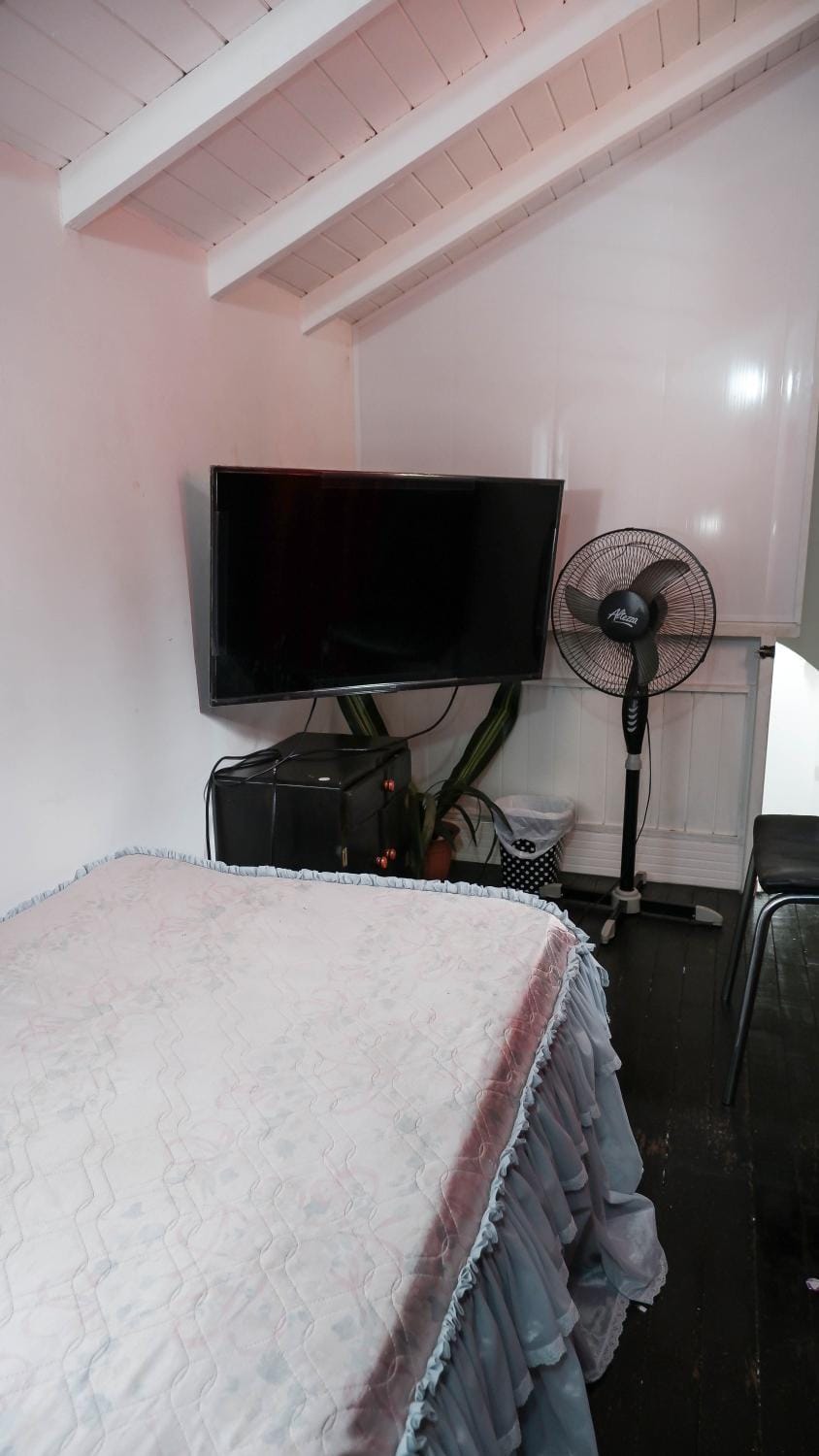 Bed, TV and multimedia, Photo of the whole room, Bedroom