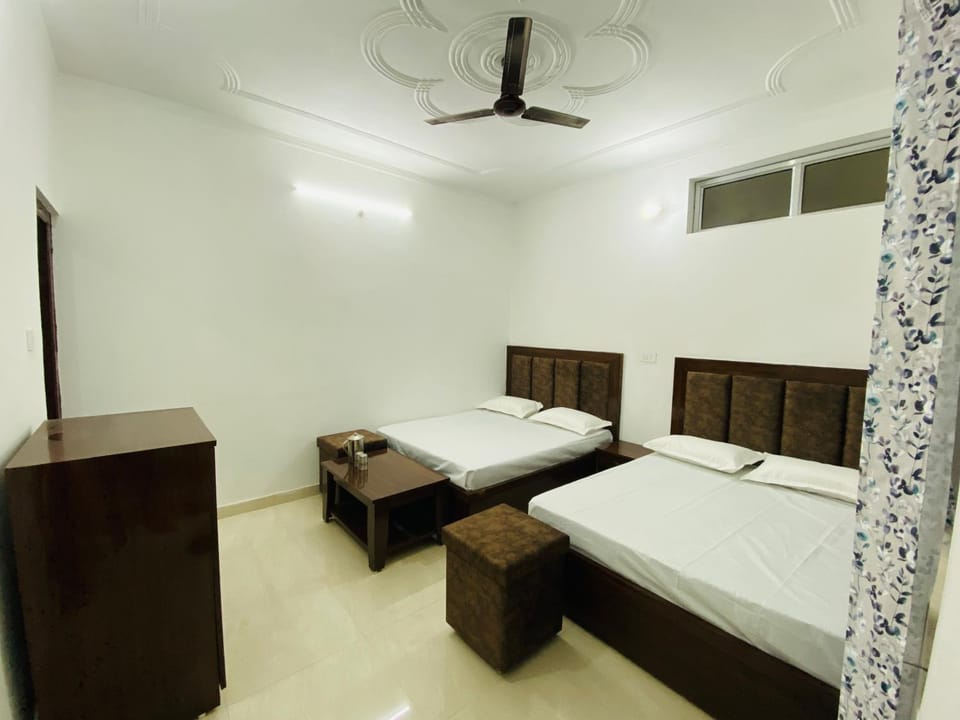Shower, Toilet, Staff, Bed, Garden, View (from property/room), young children, older children