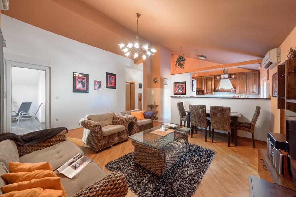 Kitchen or kitchenette, Living room, Seating area, Dining area