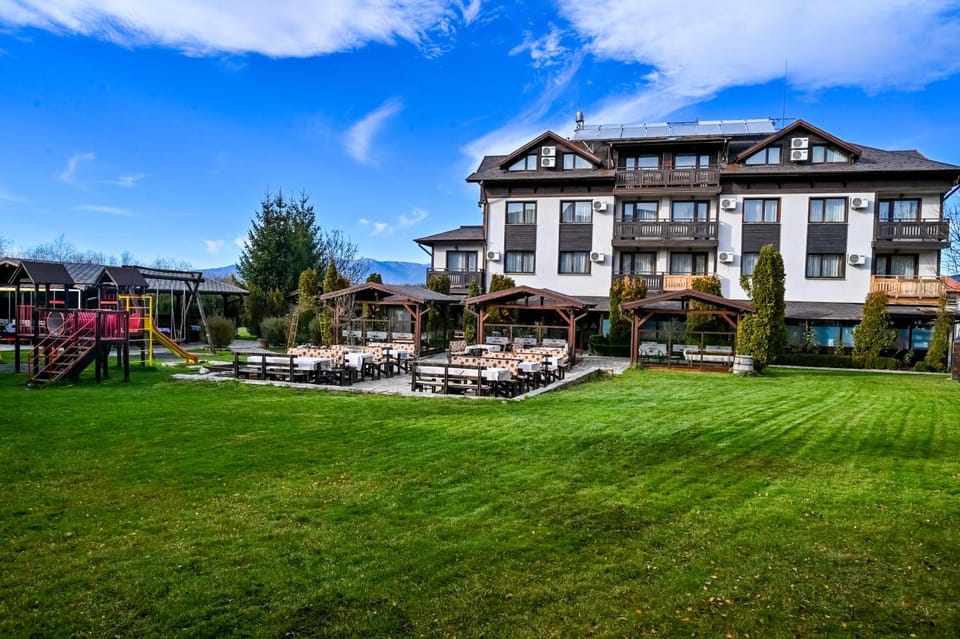 Property building, Natural landscape, Garden, Garden view