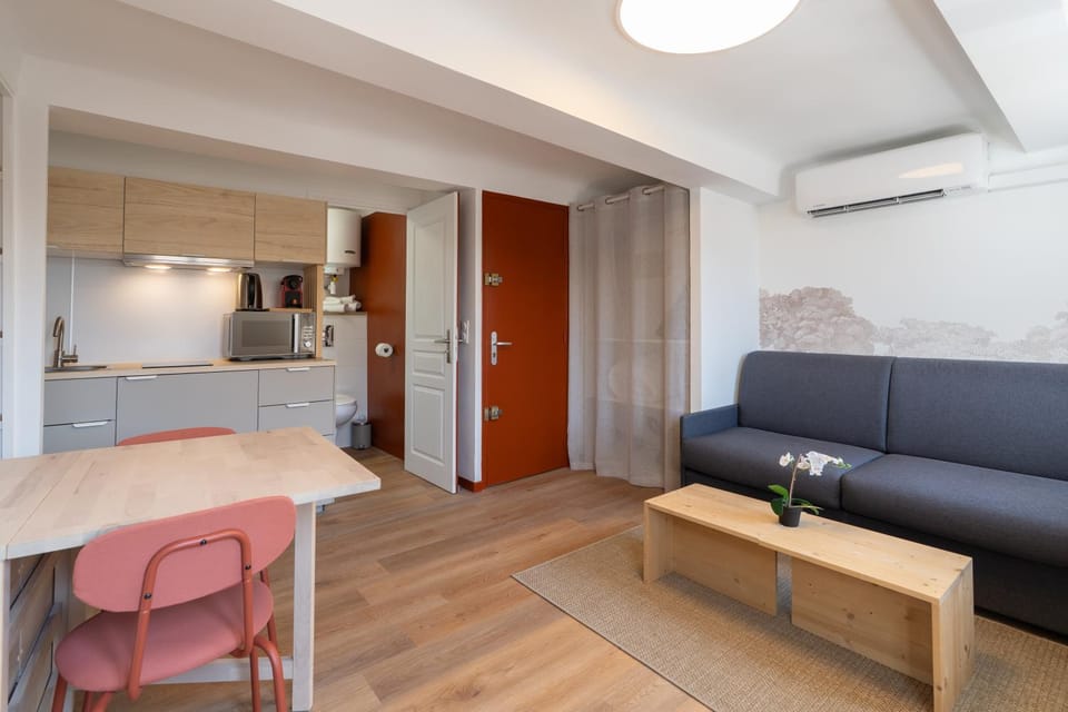 Kitchen or kitchenette, Living room, Dining area