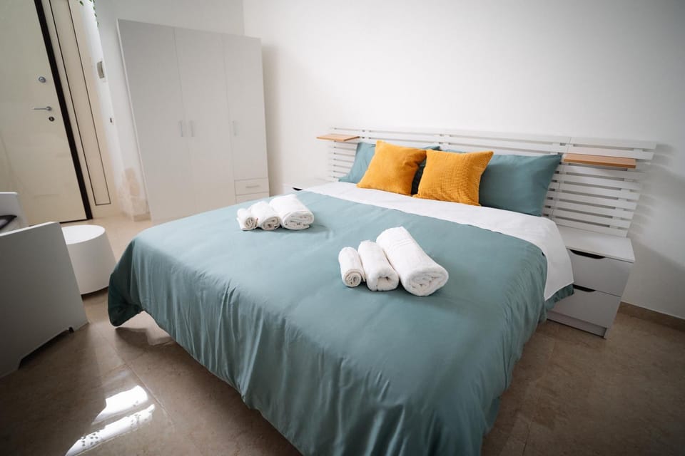 Bed, Photo of the whole room, Bedroom, towels