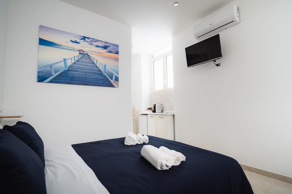 Bed, TV and multimedia, Photo of the whole room, Bedroom, towels, air conditioner