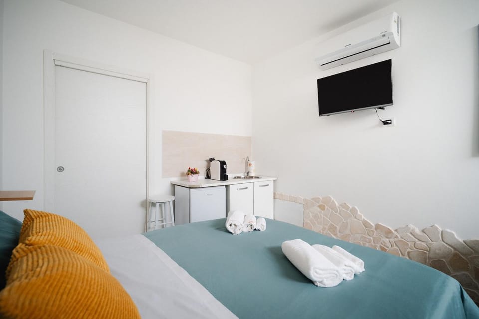 Bed, TV and multimedia, Coffee/tea facilities, Bedroom, minibar, towels, air conditioner