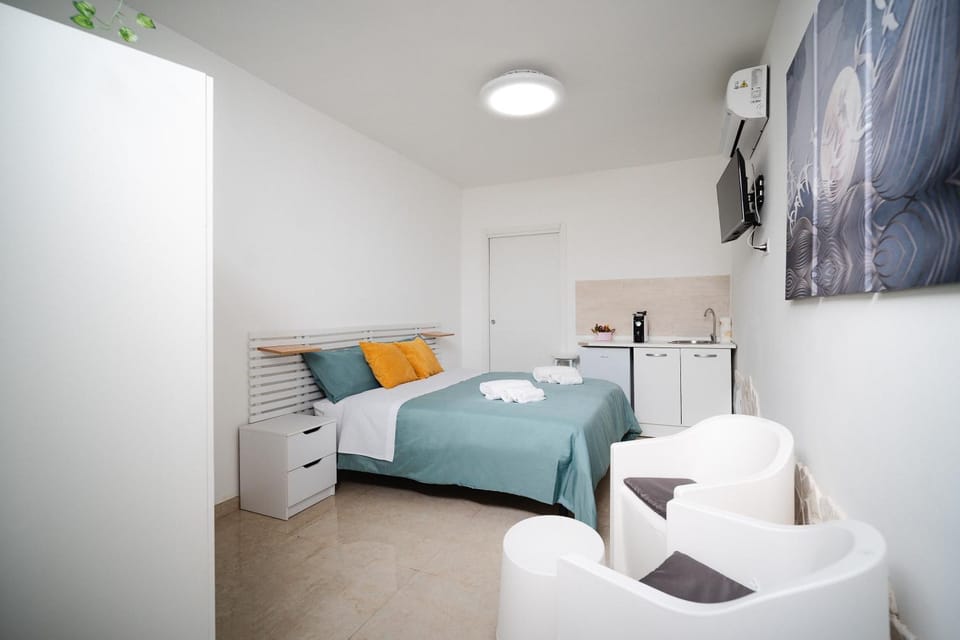 Bed, TV and multimedia, Photo of the whole room, Bedroom