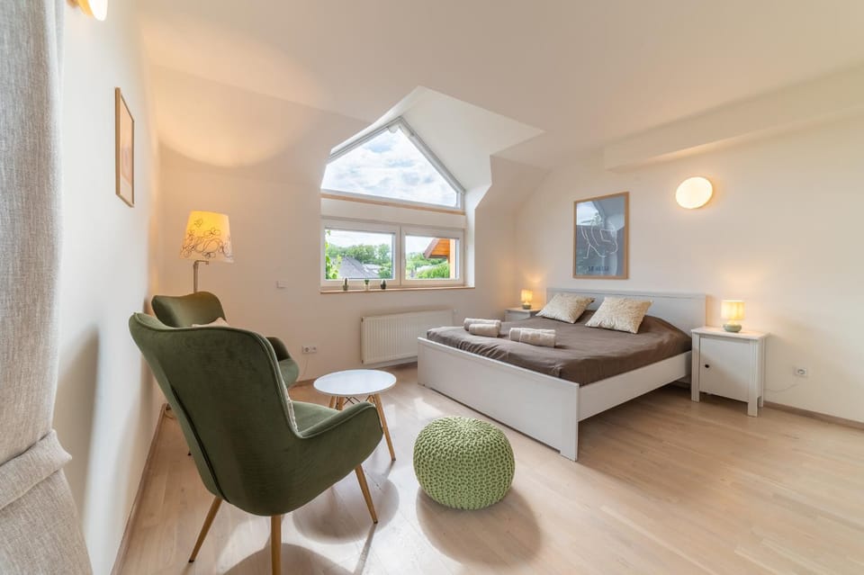 Bed, Photo of the whole room, Seating area