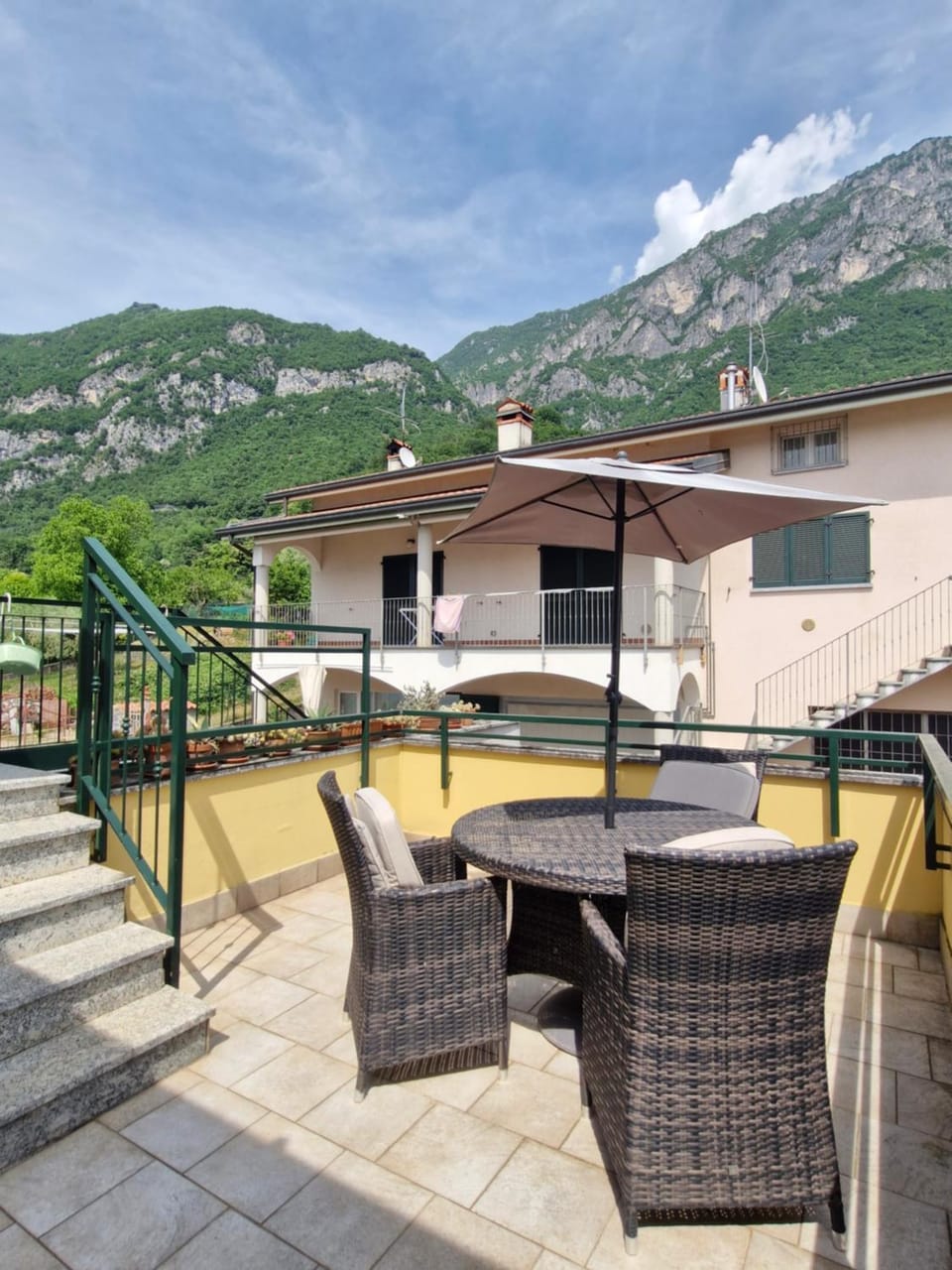 Balcony/Terrace, Dining area, Mountain view
