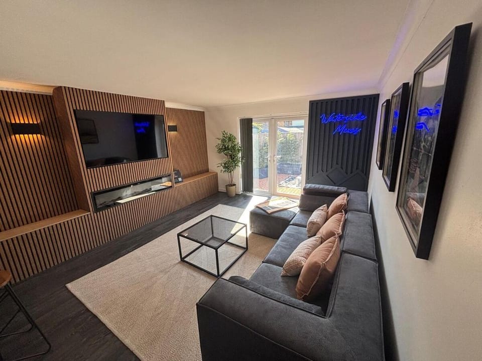 Hot Tub, Private Parking, King Bed, Beach luxury House in Cleethorpes