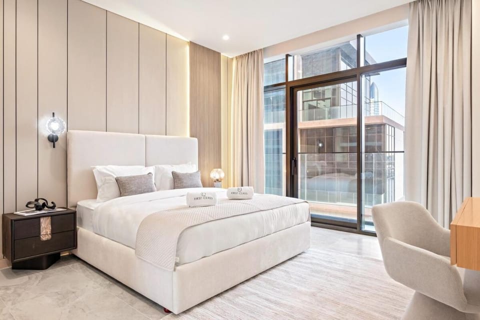 Luxe 2BR Retreat, Canal Views & Prime Dubai Stay Near Attractions Apartment in Dubai