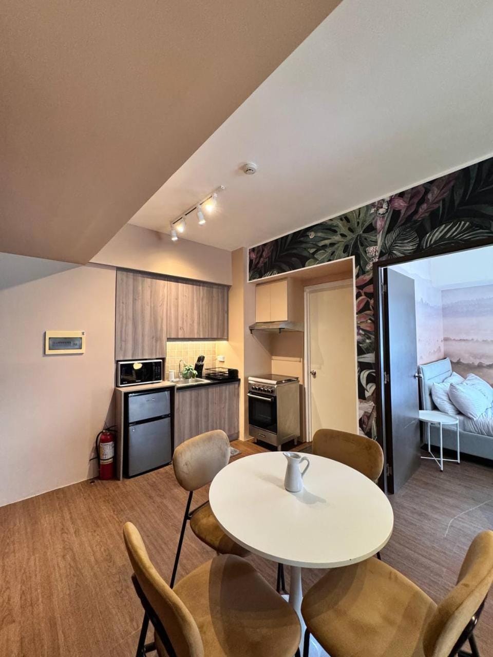 Kitchen or kitchenette, Dining area