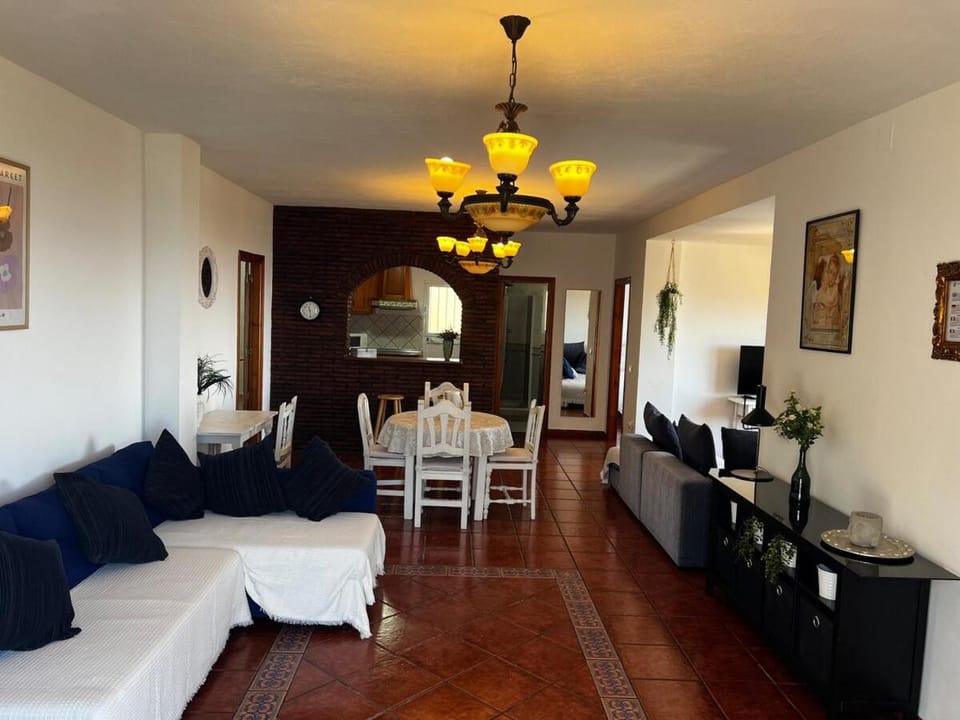 TV and multimedia, Kitchen or kitchenette, Living room, Seating area, Dining area