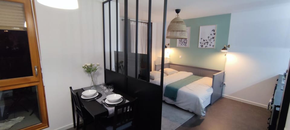 Bed, Photo of the whole room, Dining area, Bedroom