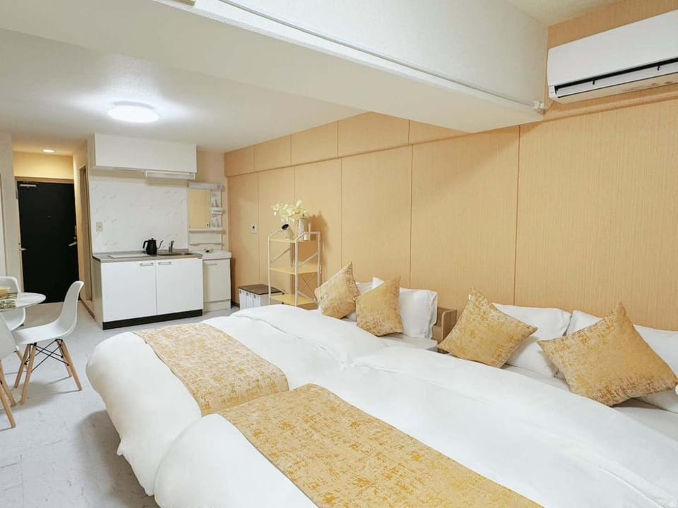 Bed, TV and multimedia, Kitchen or kitchenette, Living room, Photo of the whole room, Seating area, Bedroom, air conditioner