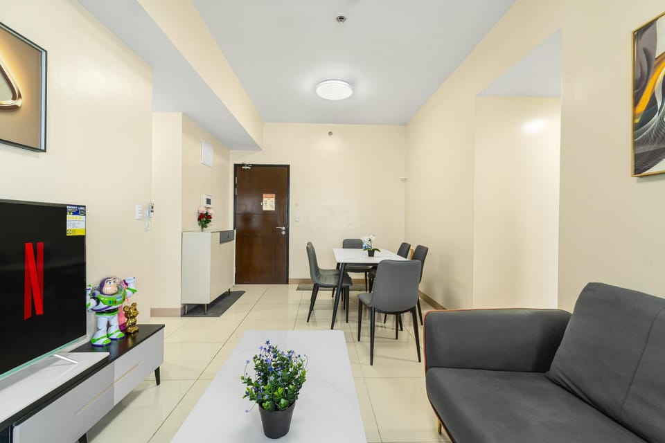 TV and multimedia, Kitchen or kitchenette, Living room, Seating area, Dining area