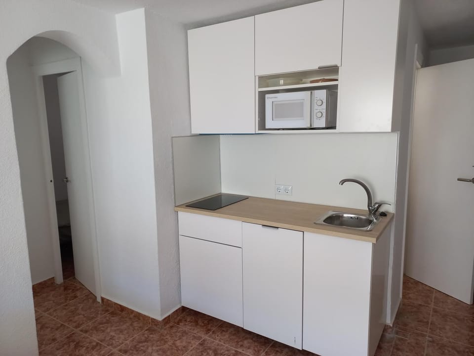Kitchen or kitchenette, microwave, washing machine