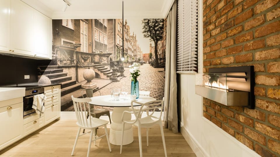 Kitchen or kitchenette, Dining area