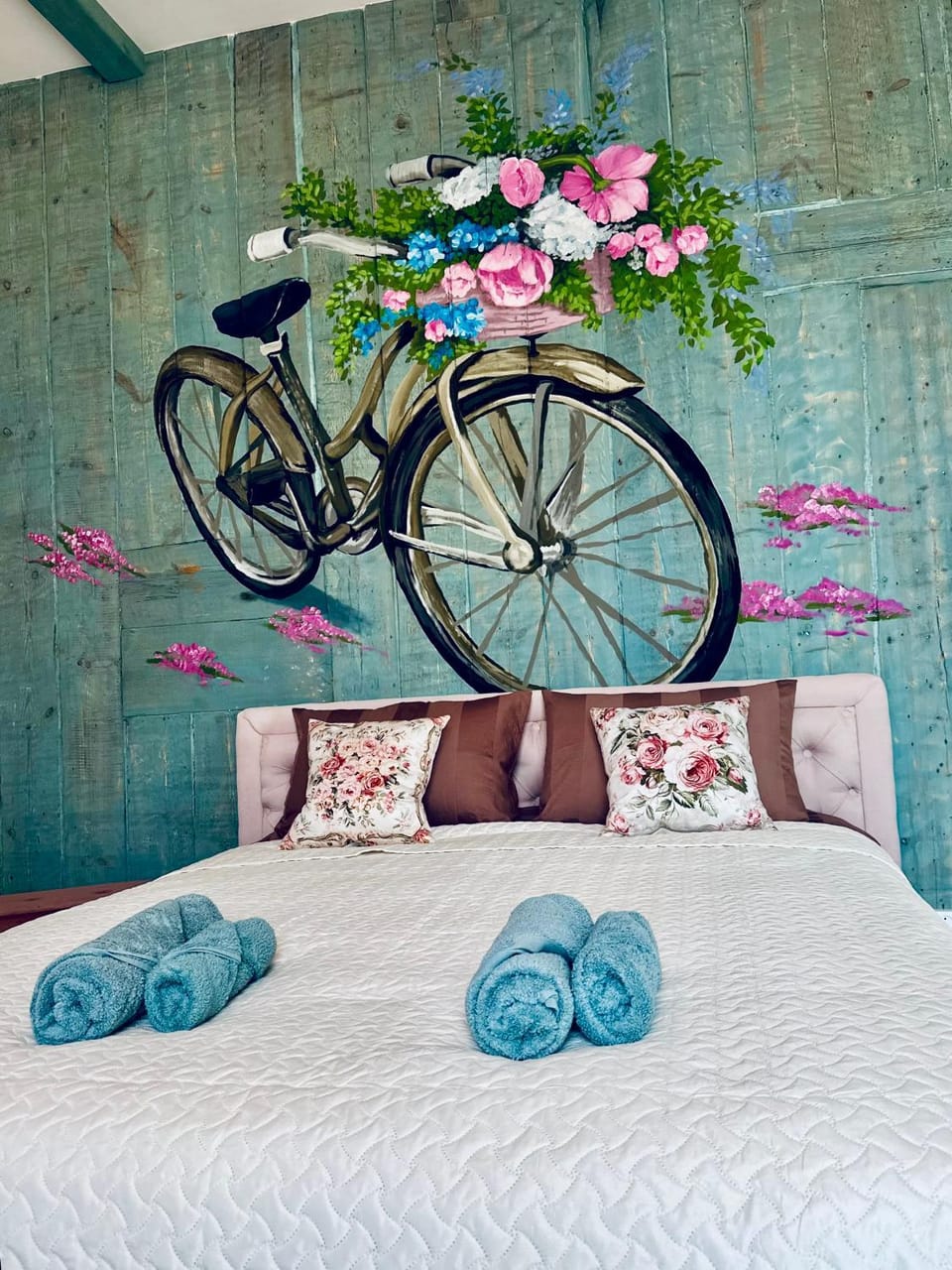Bed, Bedroom, towels