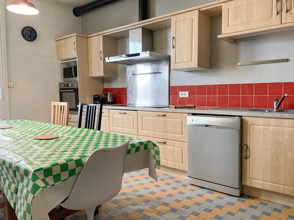 Dining area, dishwasher, oven, stove, toaster