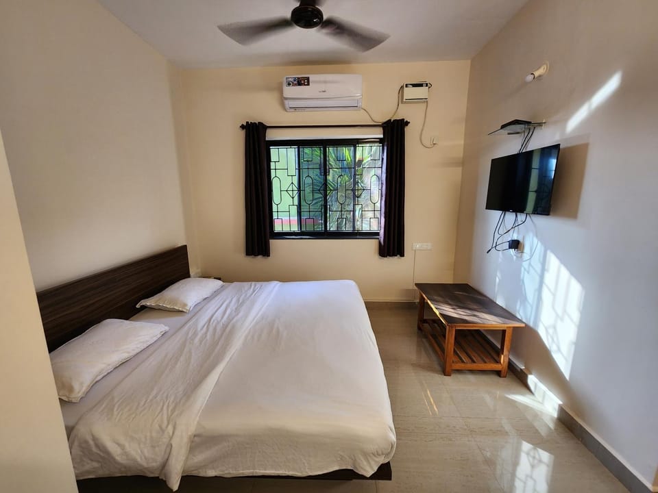 Bed, TV and multimedia, air conditioner