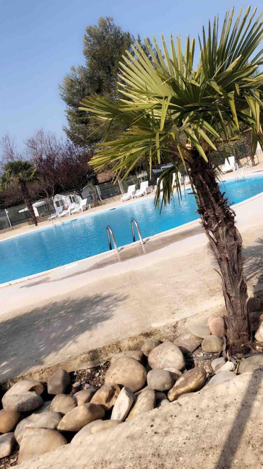 Domaine des Iscles mobile home clim, jardinet sans vis-à-vis Campground/ 
RV Resort in La Roque-d'Anthéron