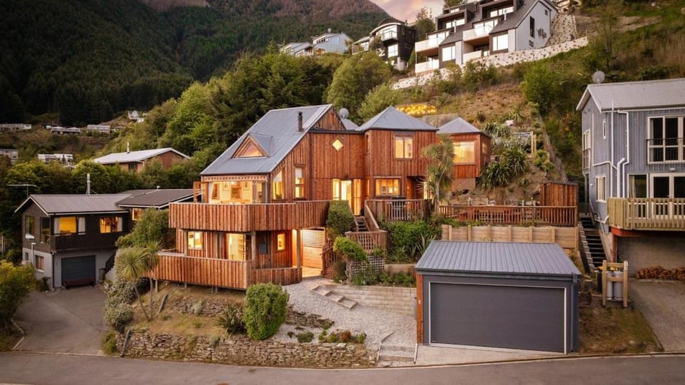 Majestic Waters House in Queenstown
