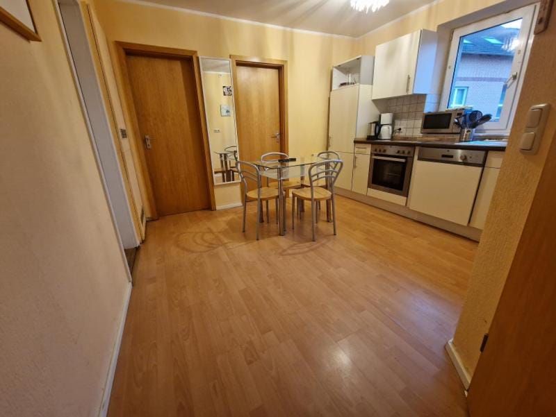 Kitchen or kitchenette, Dining area, oven, stove