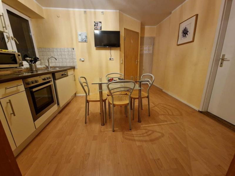 TV and multimedia, Kitchen or kitchenette, Dining area, stove