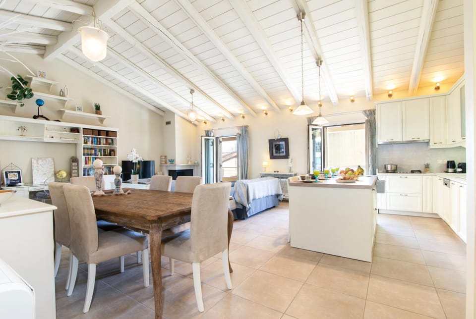 Kitchen or kitchenette, Living room, Decorative detail, Seating area, Dining area, fireplace