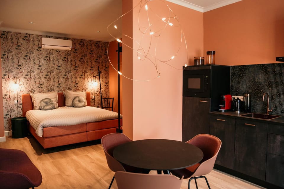 Bed, Coffee/tea facilities, Kitchen or kitchenette, Living room, Photo of the whole room, Seating area, Dining area, Bedroom, oven, air conditioner