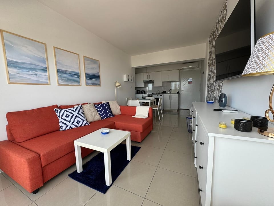 Kitchen or kitchenette, Living room, Seating area, Dining area, stove