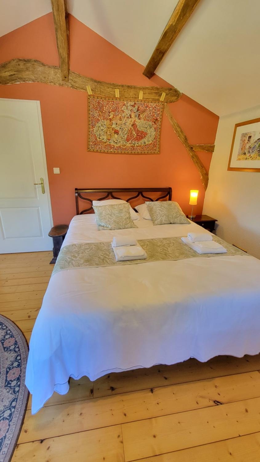 Photo of the whole room, Bedroom